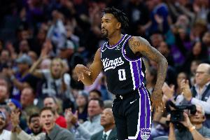 肌肉记忆？福克斯跳起传球误传蒙克 后者直接反击单臂滑翔劈扣